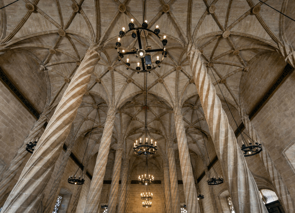 Lugares imprescindibles en Valencia: Visita la Lonja de la Seda