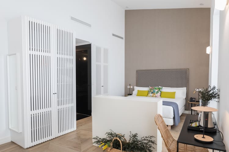 Habitación en The Bank Hotel con cama y área de trabajo