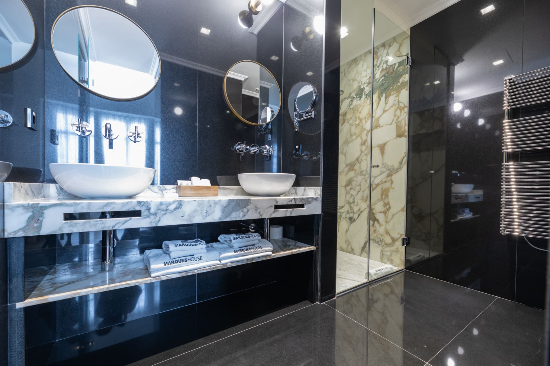 Lavabo doble con encimera de mármol en baño de hotel