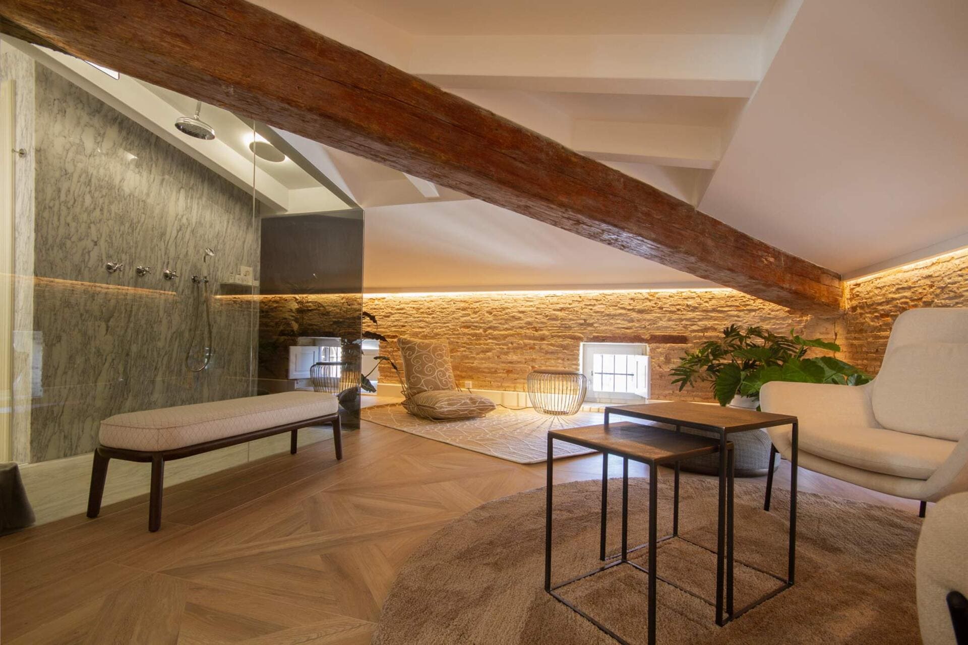 Sala de estar en ático con viga de madera expuesta, mobiliario moderno y plantas