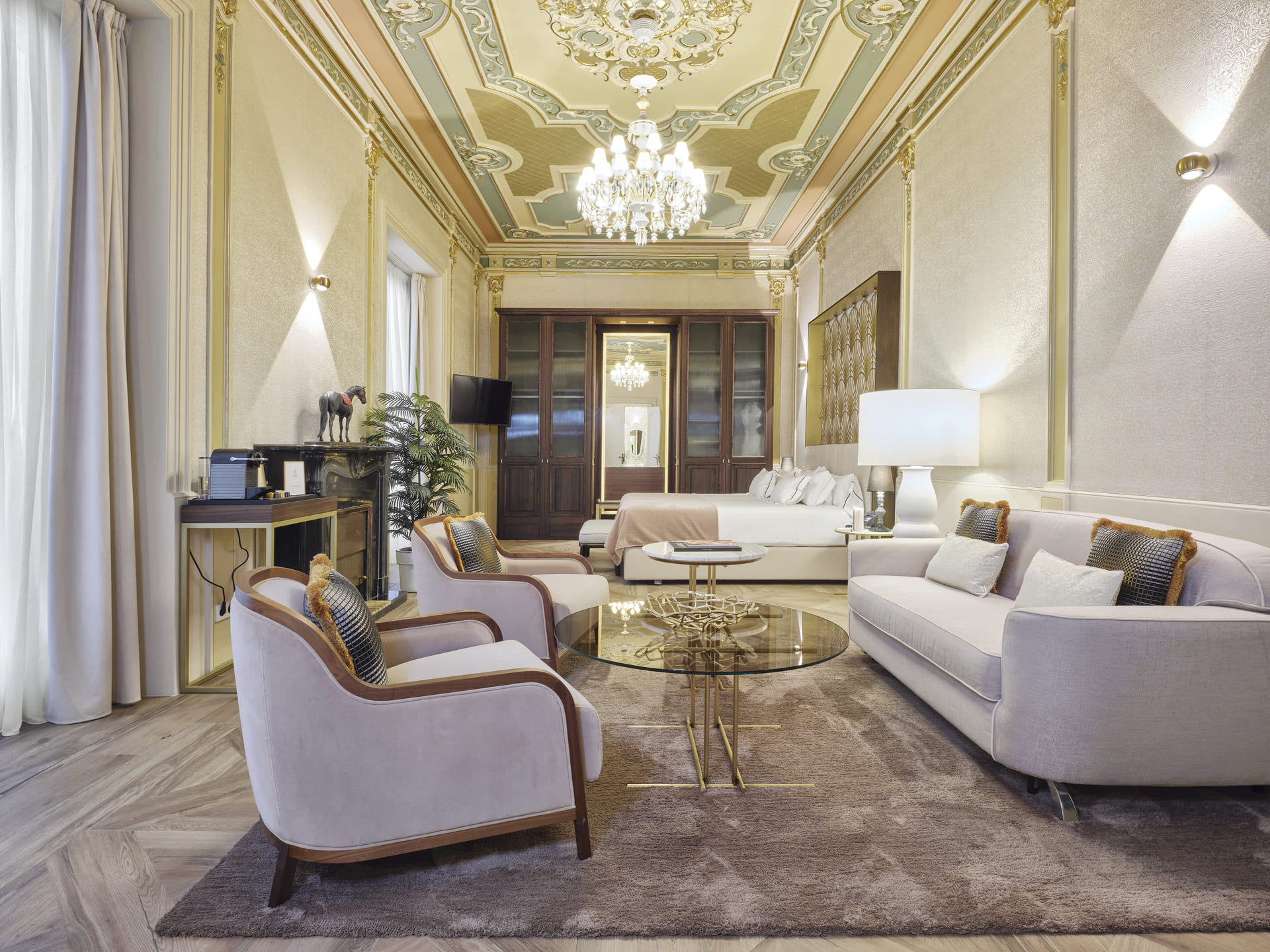 Suite de lujo con sala de estar y techo ornamentado