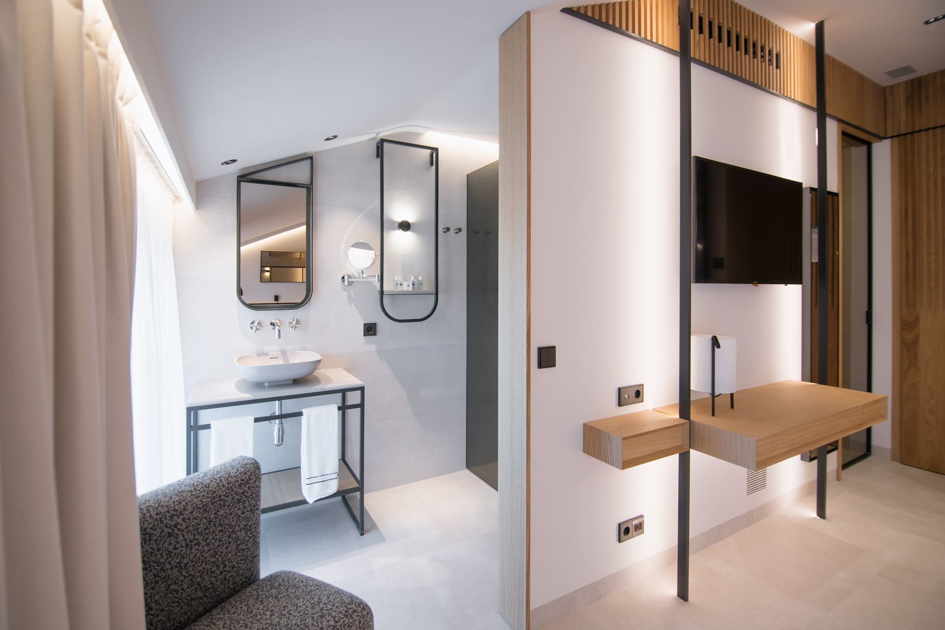Habitación de hotel moderna con lavabo y zona de escritorio