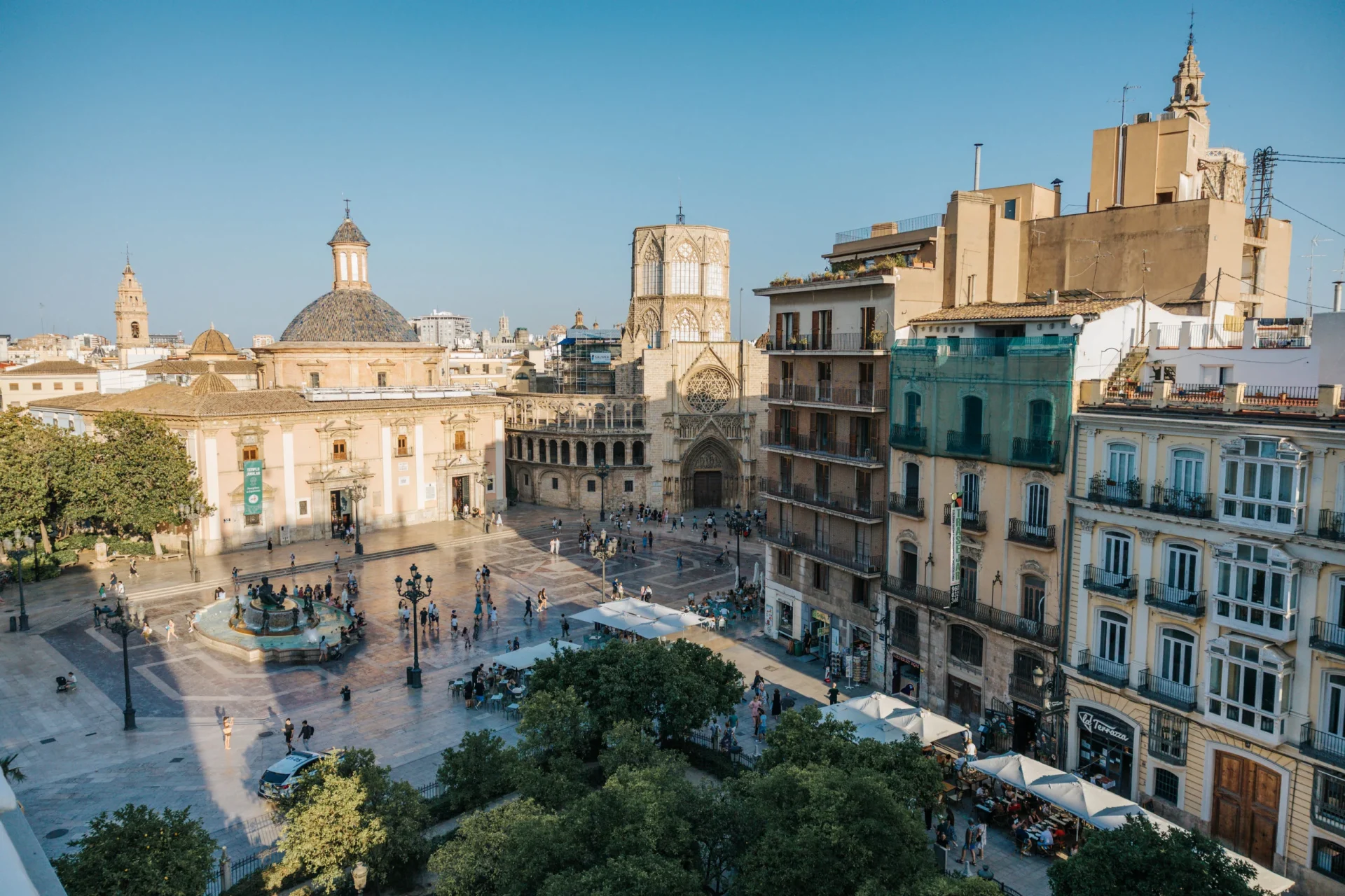 Piazza della Virgen a Valencia con la cattedrale e fontana centrale