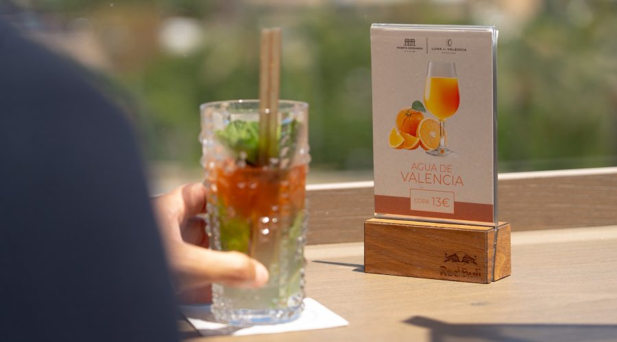 Luna de Valencia rooftop cócteles clasicos con vistas a las torres de serranos