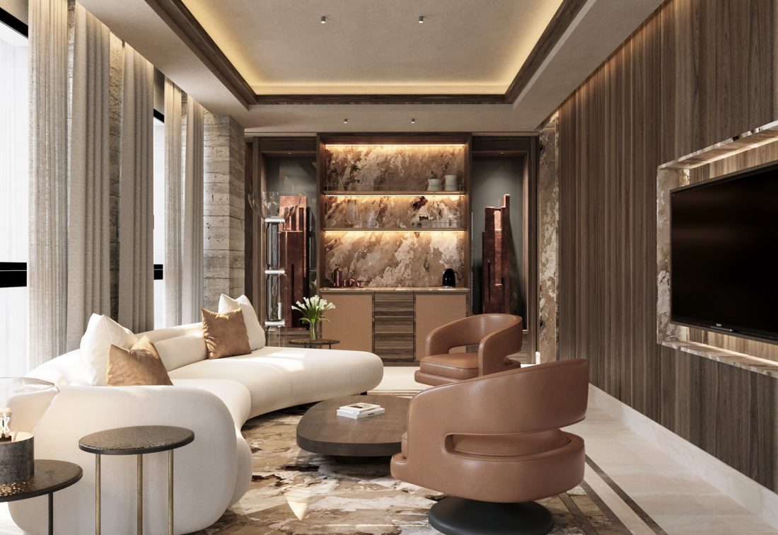 Sala de estar de suite hotelera con sofá blanco, sillones marrón y mesa de centro