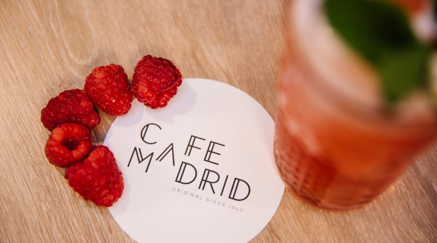 Frambuesas junto al posavasos de Café Madrid en la azotea