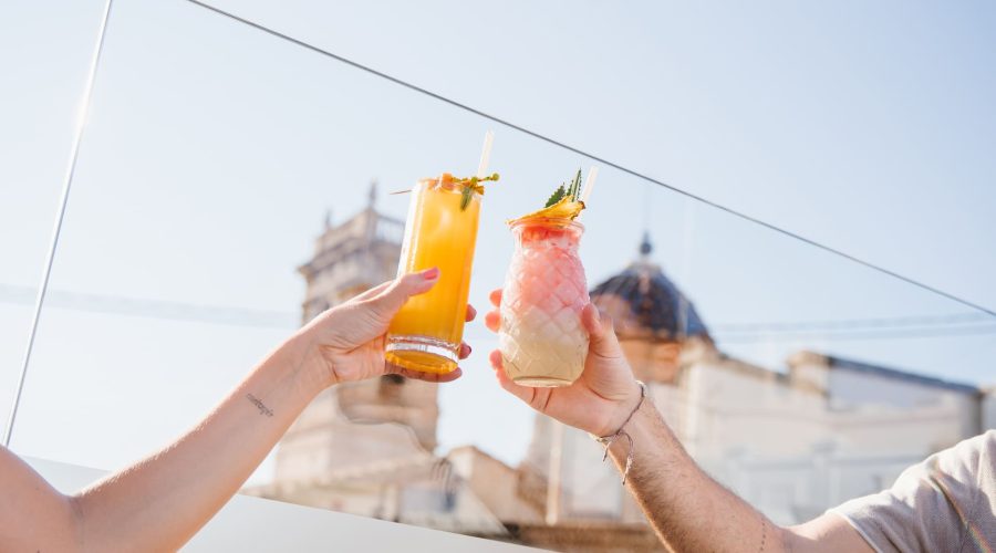Brindis con dos cócteles en Café Madrid Valencia