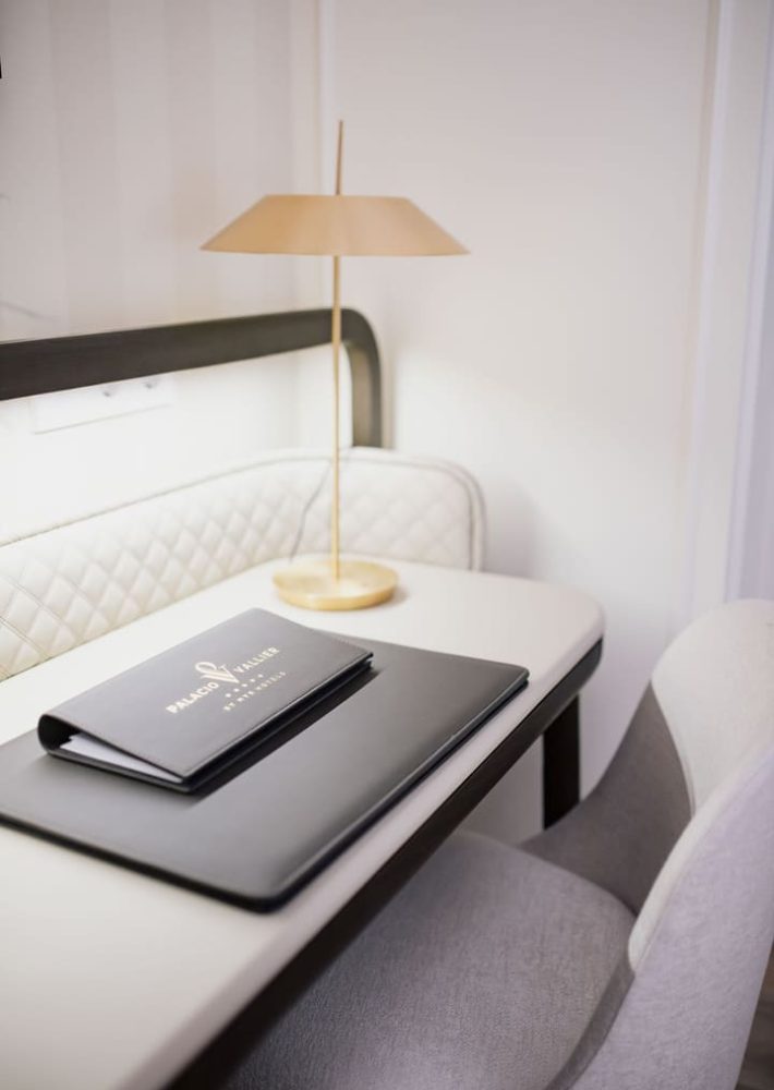 Scrivania in camera con cartella del Palacio Vallier sul tavolo