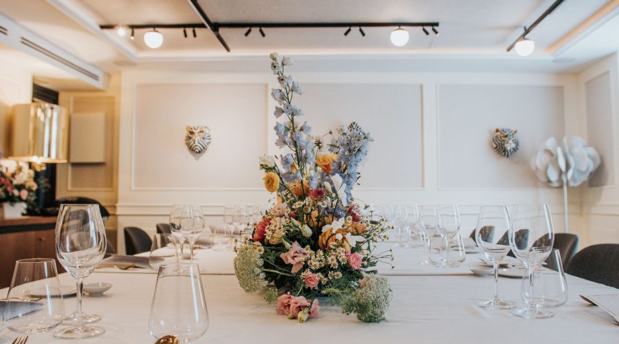 Mesa de banquete con centro floral para boda en MYR Hotels