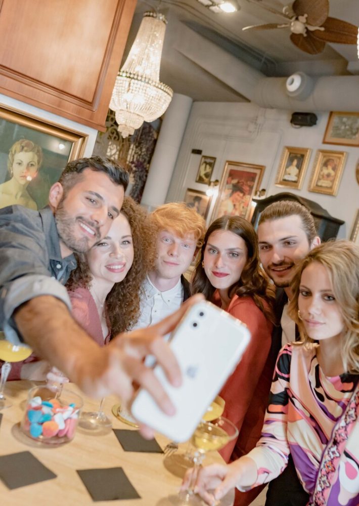 Grupo de amigos tomando una selfie en un café de Madrid