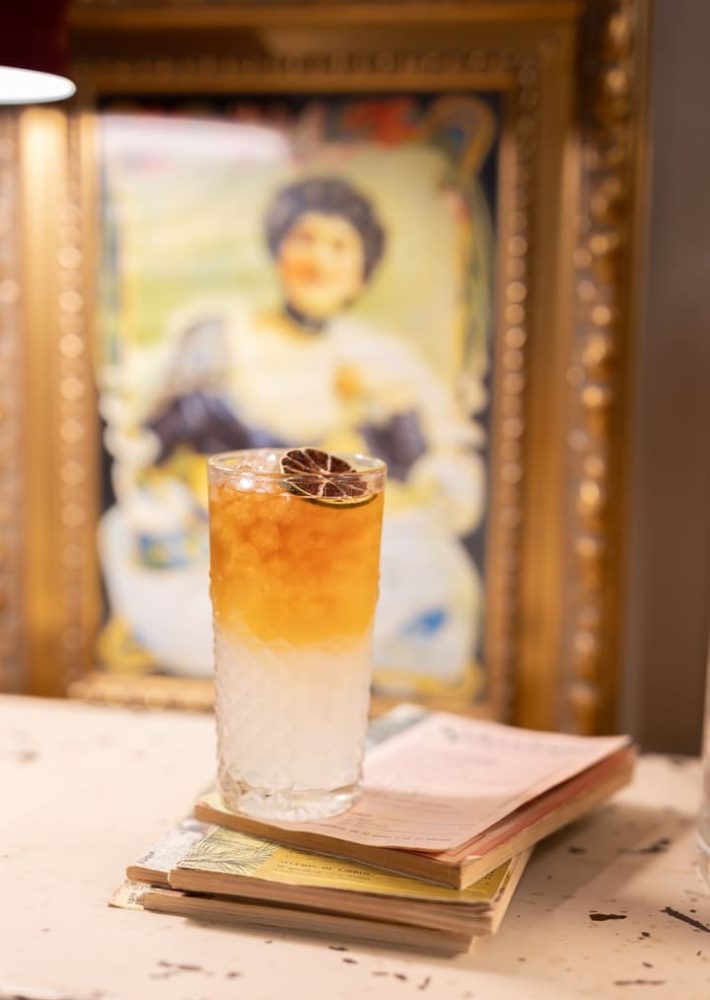 Cóctel Agua de Valencia en Café Madrid Valencia, con rodaja de cítrico seca y hielo.