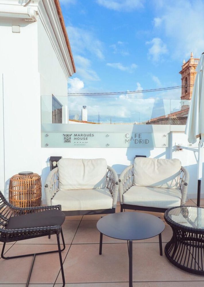 Azotea de Café Madrid en Marqués House, terraza con sillones blancos