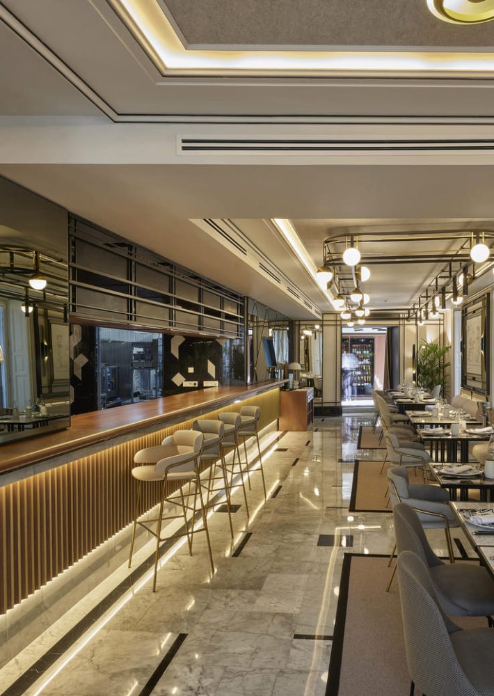 Interior de La Perfumería: barra amplia y comedor con mesas