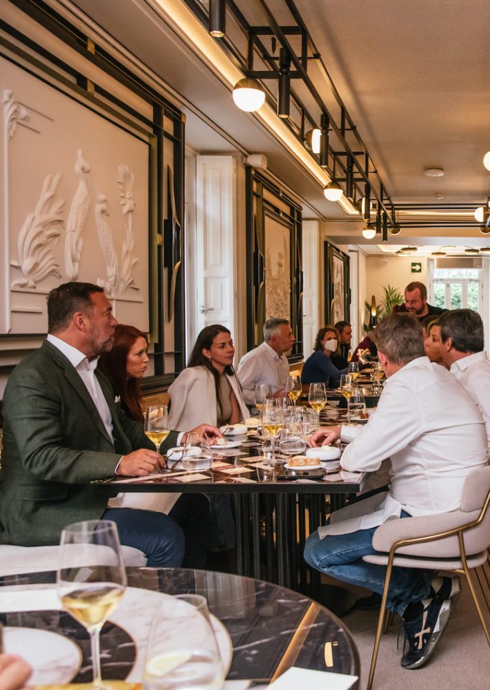 Grupo de comensales cenando en La Perfumería, restaurante del hotel