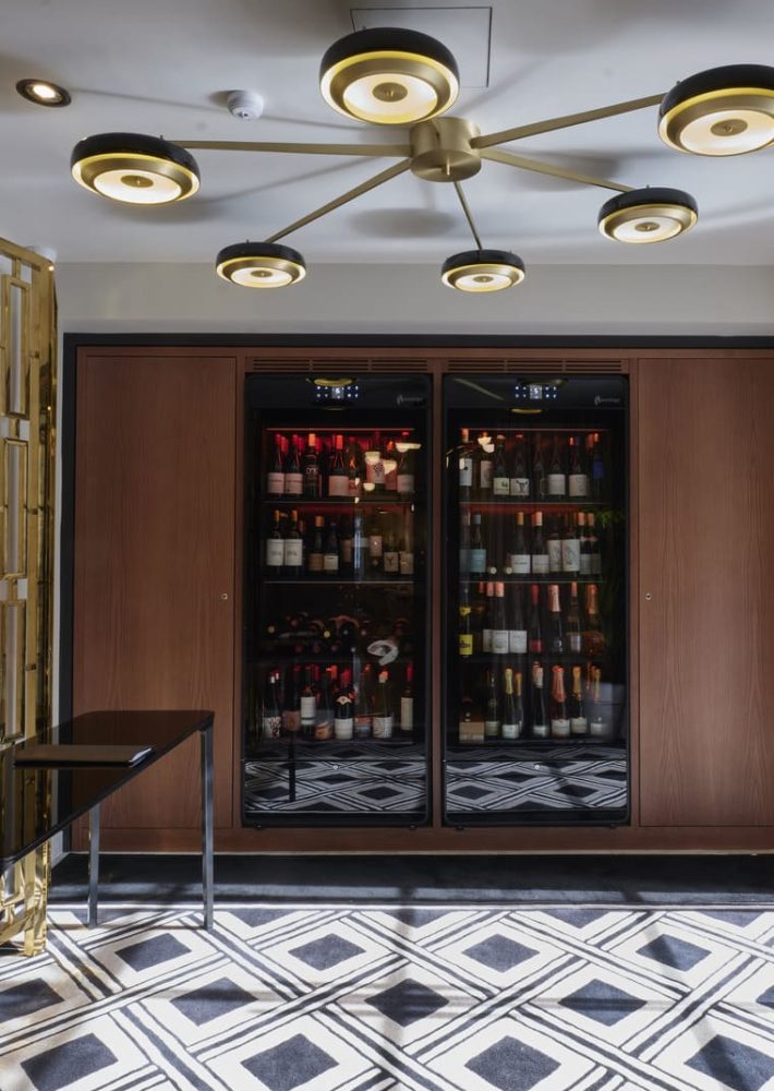 Vitrina refrigerada con botellas de vino en La Perfumería