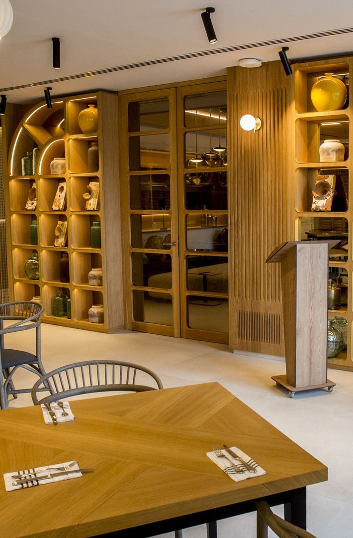 Mesa de comedor en Las Tenerias, interior de madera con estanterías y vajilla decorativa