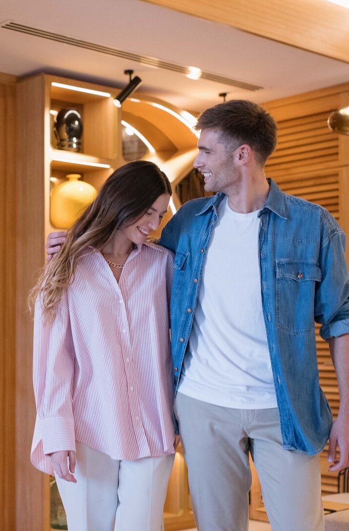 Pareja caminando por pasillo interior en Las Tenerias