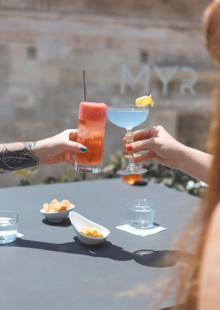 Brindis con cócteles en la azotea del Lladró Lounge