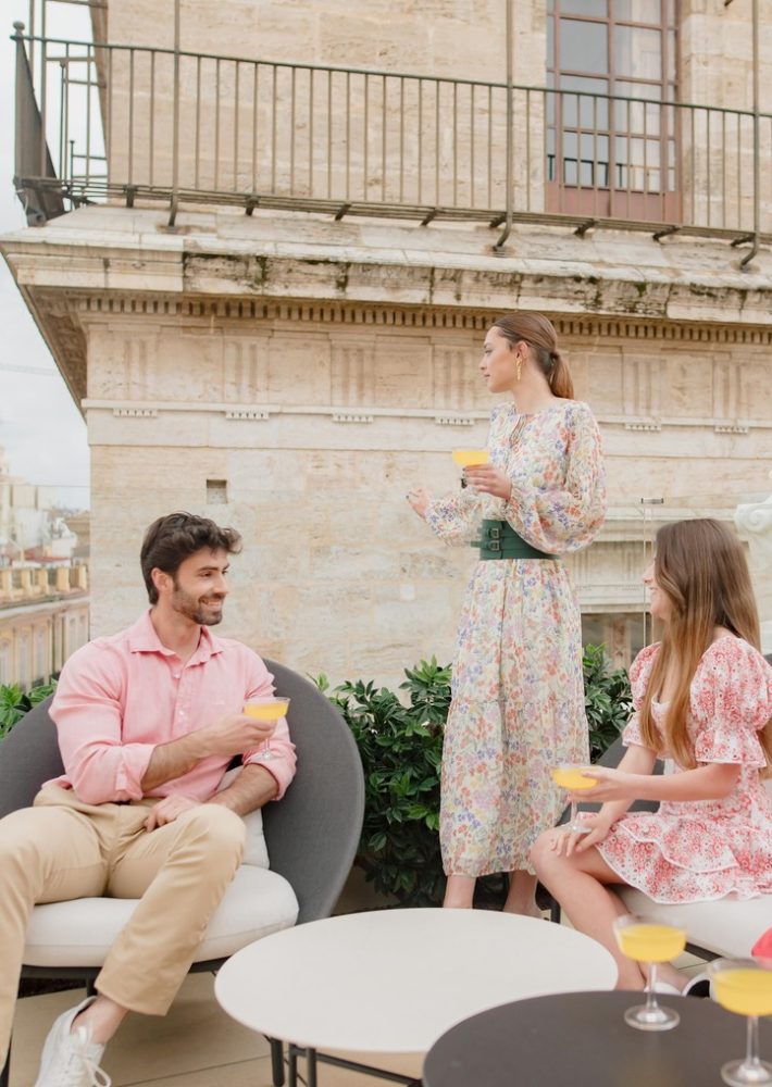 Grupo de amigos en Lladró lounge azotea tomando cócteles