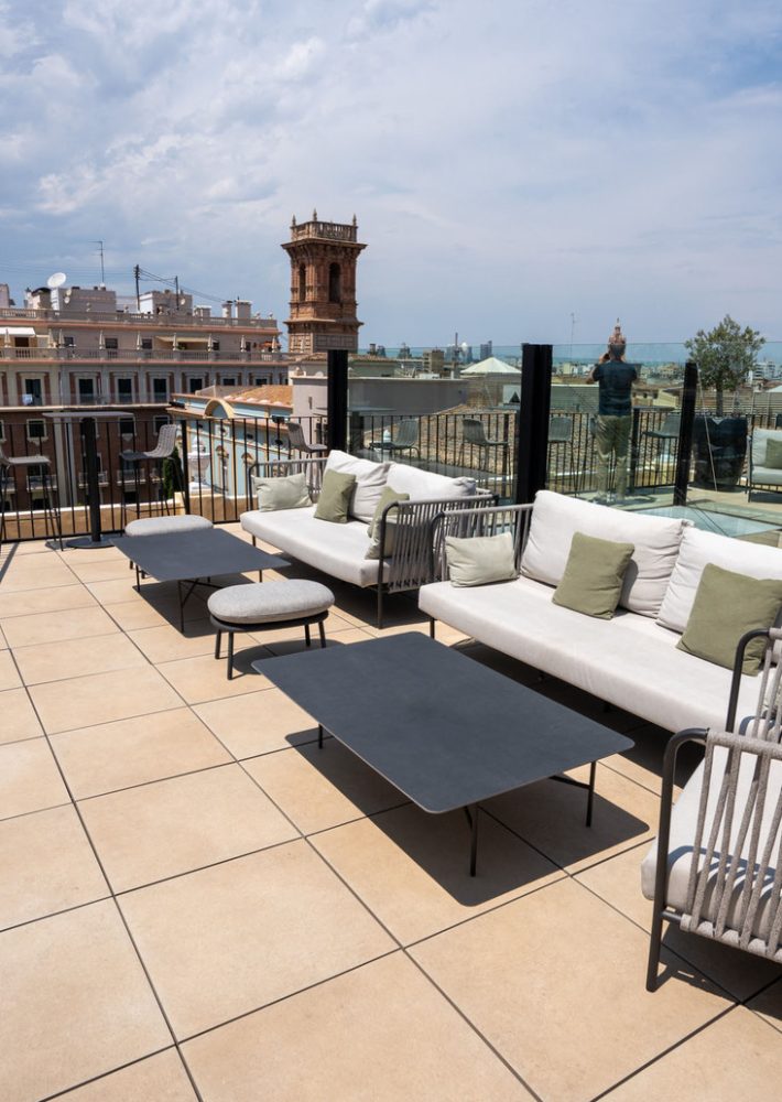 Lladro Lounge Bar azotea: zona de lounge con sofás y vistas urbanas