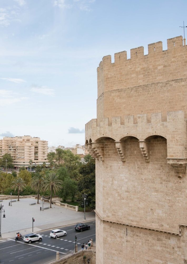 Torre de la Serranos en Valencia, muralla medieval y panorama urbano al fondo