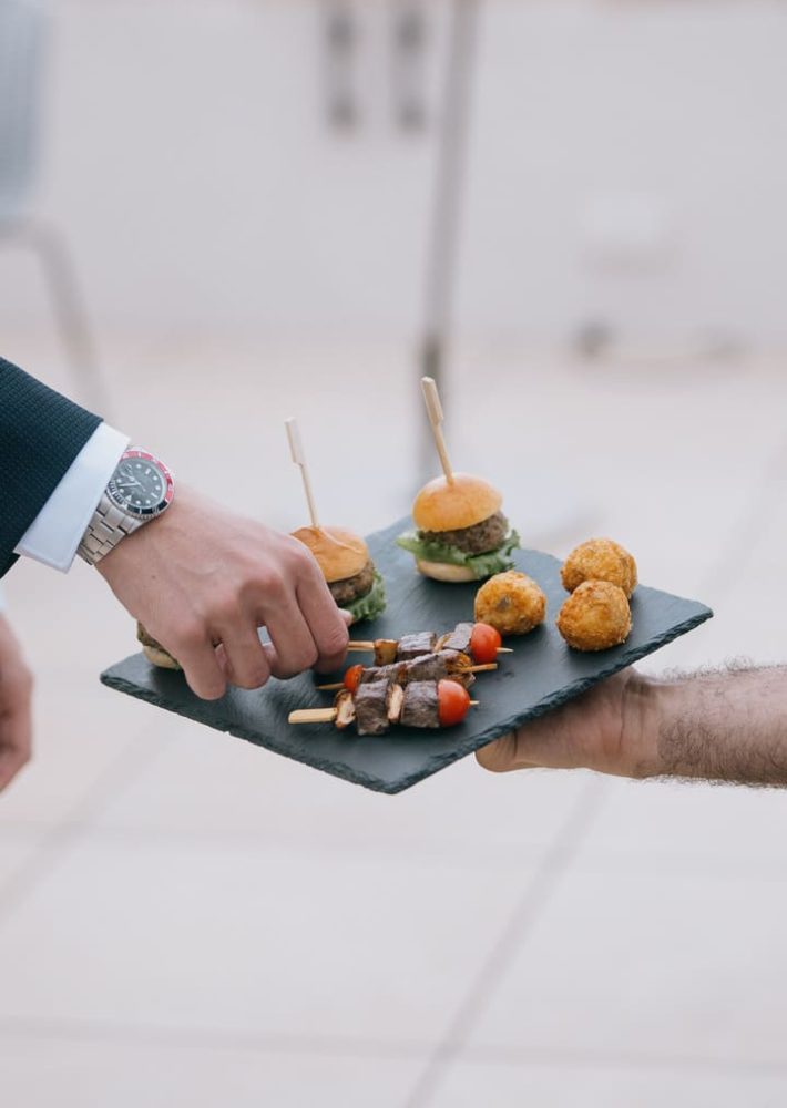 Aperitivos en bandeja de pizarra en la azotea de Luna Valencia