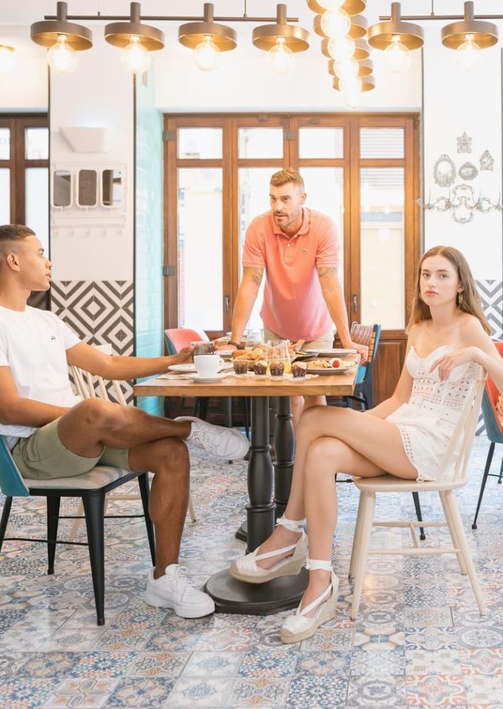Tres comensales desayunando en Rincón del Mercado