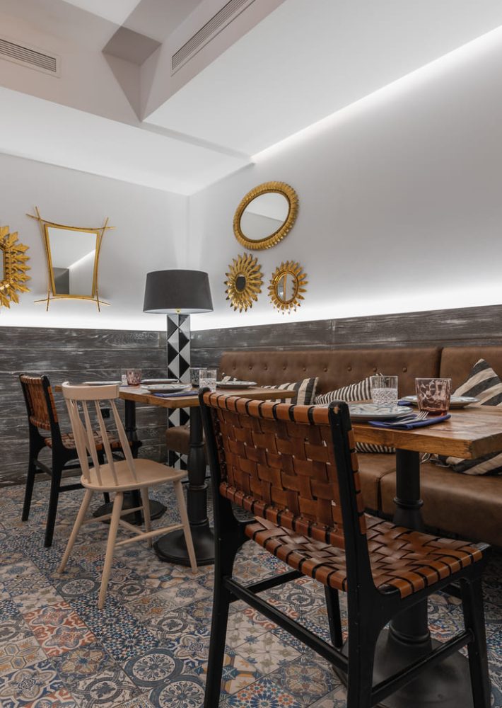Comedor de Rincón del Mercado con mesas de madera y sillas tapizadas