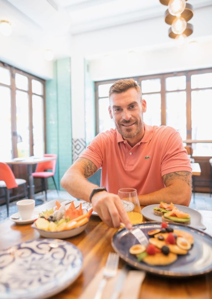 Hombre comiendo en la mesa de Rincón del Mercado