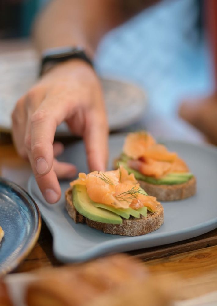 Tostadas con aguacate y salmón ahumado en Rincón del Mercado