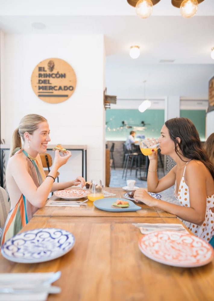 Dos personas desayunan en El Rincón del Mercado