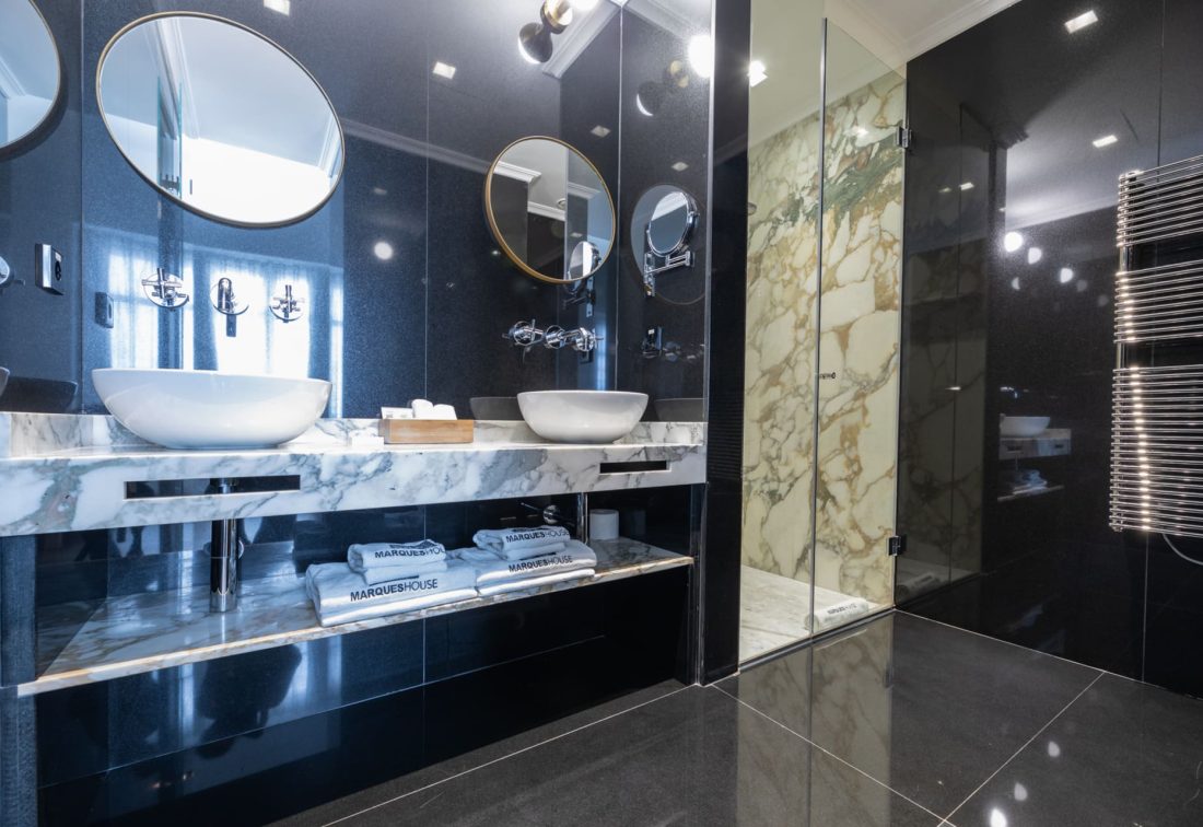 Lavabo doble con encimera de mármol en baño de hotel