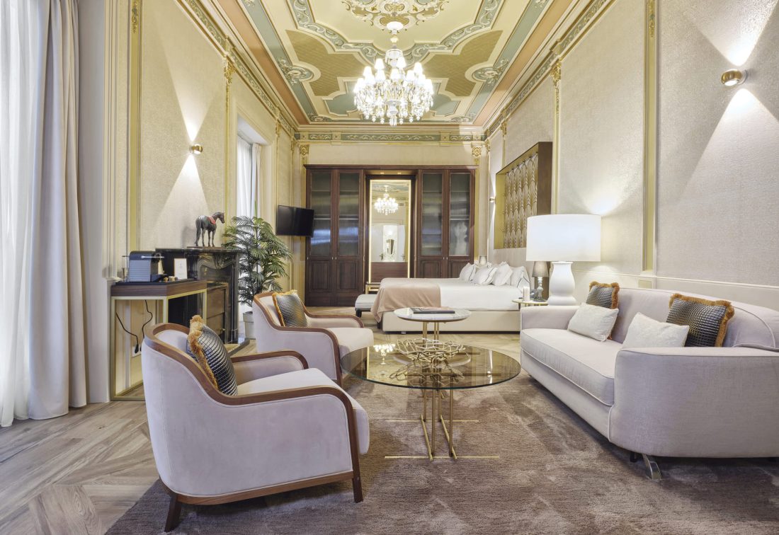 Suite de lujo con sala de estar y techo ornamentado