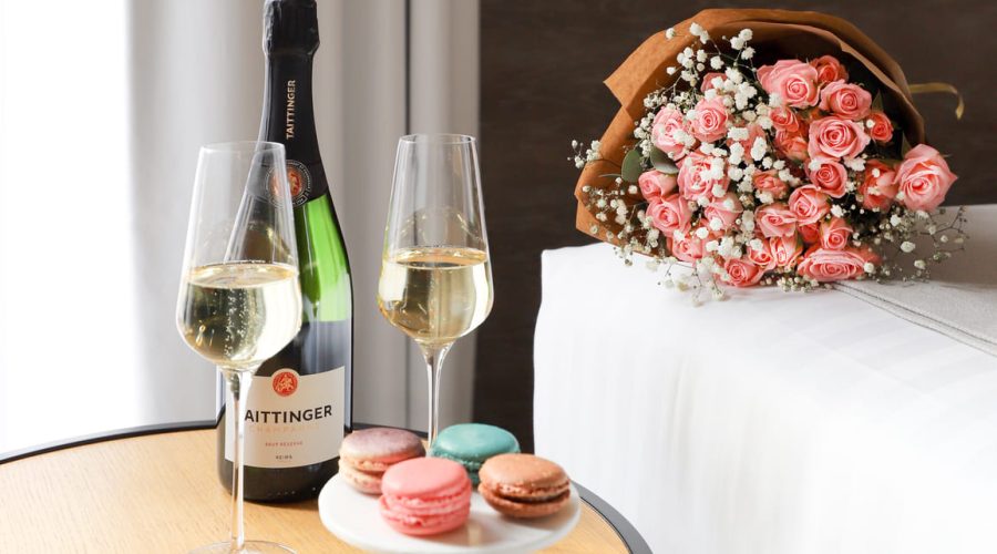 Brindis con champán, macarons y ramo de rosas en la habitación del Hotel Plaza Mercado