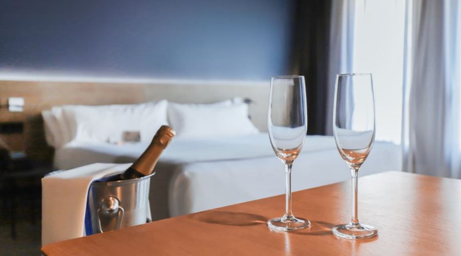 Dos copas de champán en la mesa de habitación del Hotel Plaza Mercado