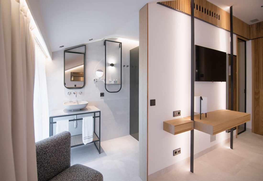Habitación de hotel moderna con lavabo y zona de escritorio