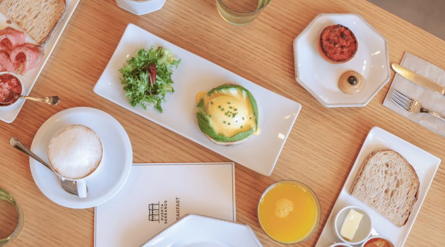 Desayuno mediterráneo en Las Tenerías: tostadas, ensalada y aguacate con huevo
