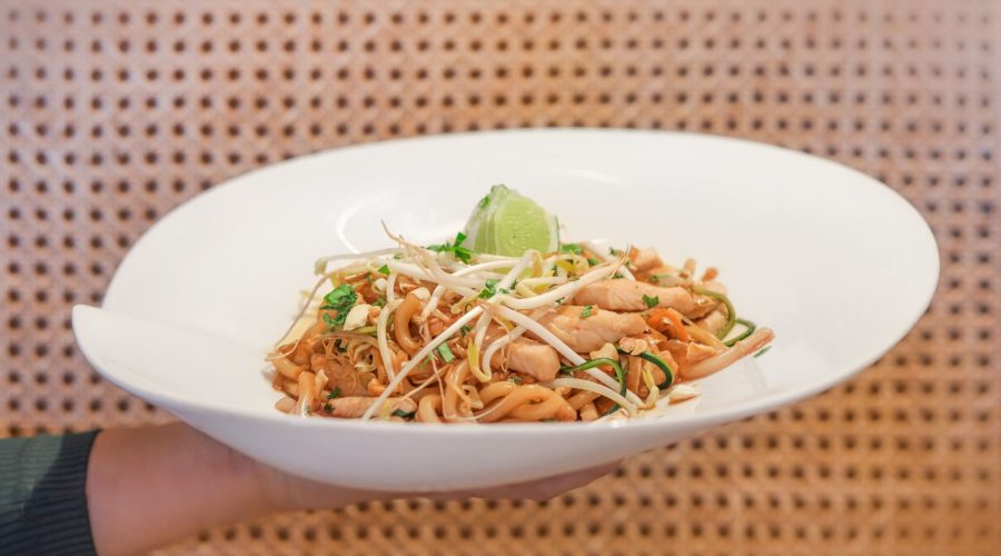Pad thai con pollo, brotes de soja y lima en Las Tenerías