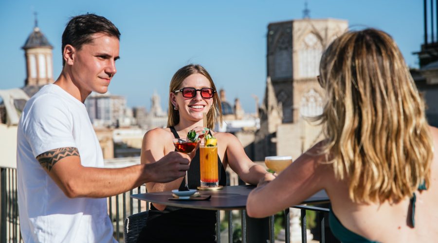 Brindis en la terraza de Lladró Lounge Bar Rooftop con cócteles