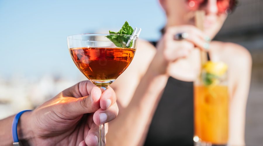 Cóctel rojo en copa coupe con menta en Lladró Lounge Bar