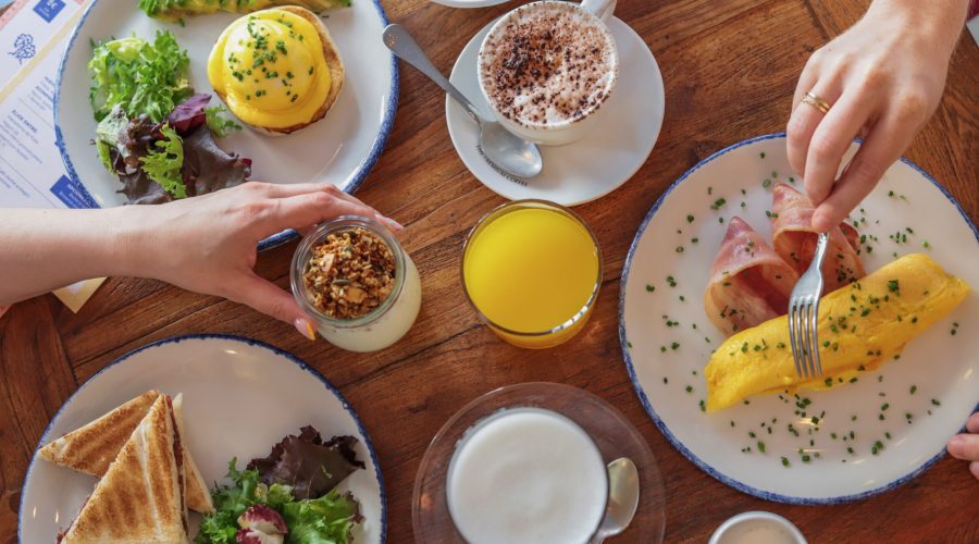 Petit-déjeuner varié avec avocat, granola et jus d'orange — Market Suites Valencia Centro