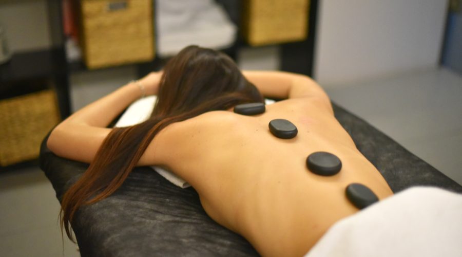 Massage aux pierres chaudes sur le dos au Market Suites Valencia Centro