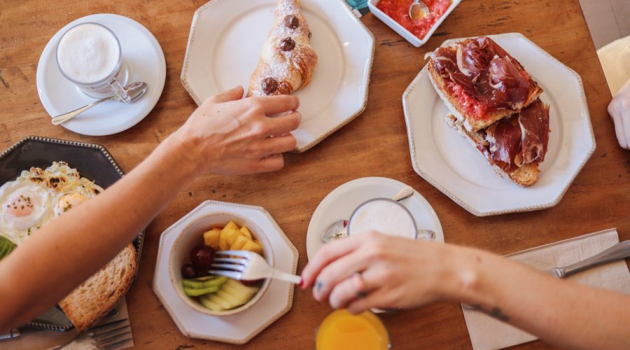 Desayuno en Marqués House: croissant, tostada y fruta en la mesa del hotel