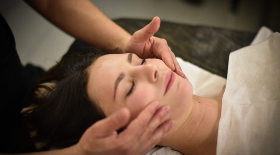 Masaje facial en el spa del Marqués House, hotel boutique en Valencia