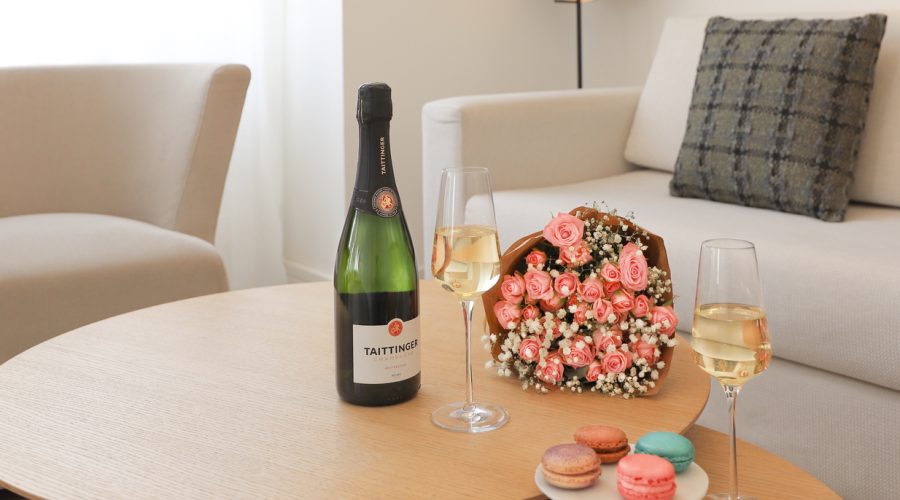 Champagne y bouquet de rosas en la sala de estar de Marqués House