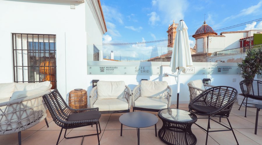 Terraza de Marqués House en Valencia con sillones y mesas de exterior
