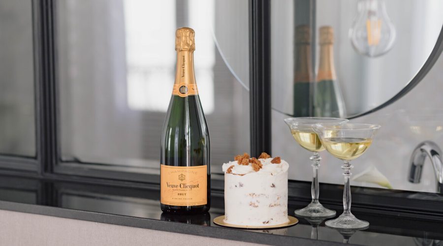 Copas de bienvenida con champagne y pastel en Marqués House