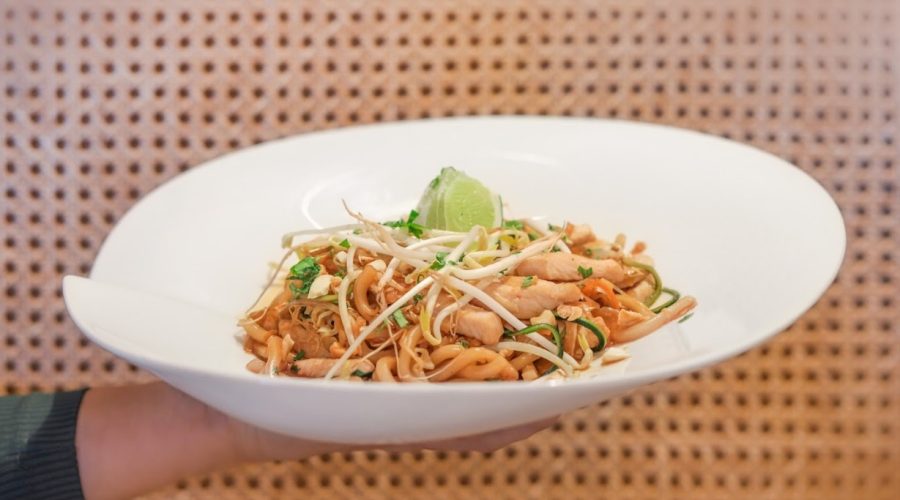 Pad thai con brotes y lima en Hotel Puerta Serranos
