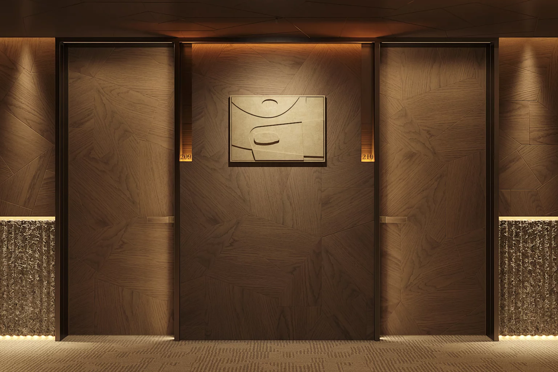 Tre porte d'ascensore in legno scuro nel corridoio dell'hotel, con dipinto astratto al centro