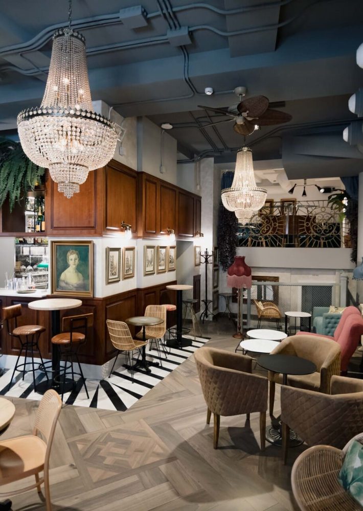 Interior del Café Madrid Valencia con barra de madera, mesas y lámparas de cristal